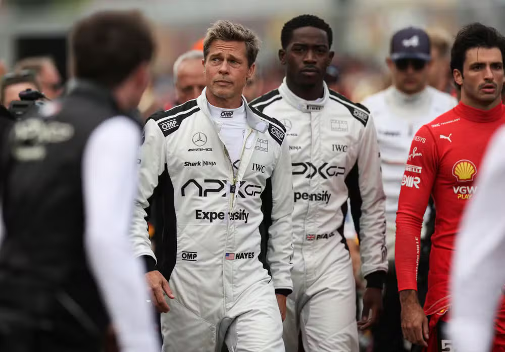 Brad Pitt e Damson Idris filmam longa-metragem sobre F1 no GP da Inglaterra de F1 em 2023 — Foto: Ryan Pierse/Getty Images