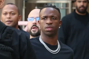 Vinicius Junior, do Real Madrid, fotografado em Beverly Hills, Califórnia, EUA, em 11 de junho de 2025, dias antes da primeira partida de sua equipe na fase de grupos da Copa do Mundo de Clubes da FIFA contra o Al Hilal [MEGA/GC Images via Getty Images]